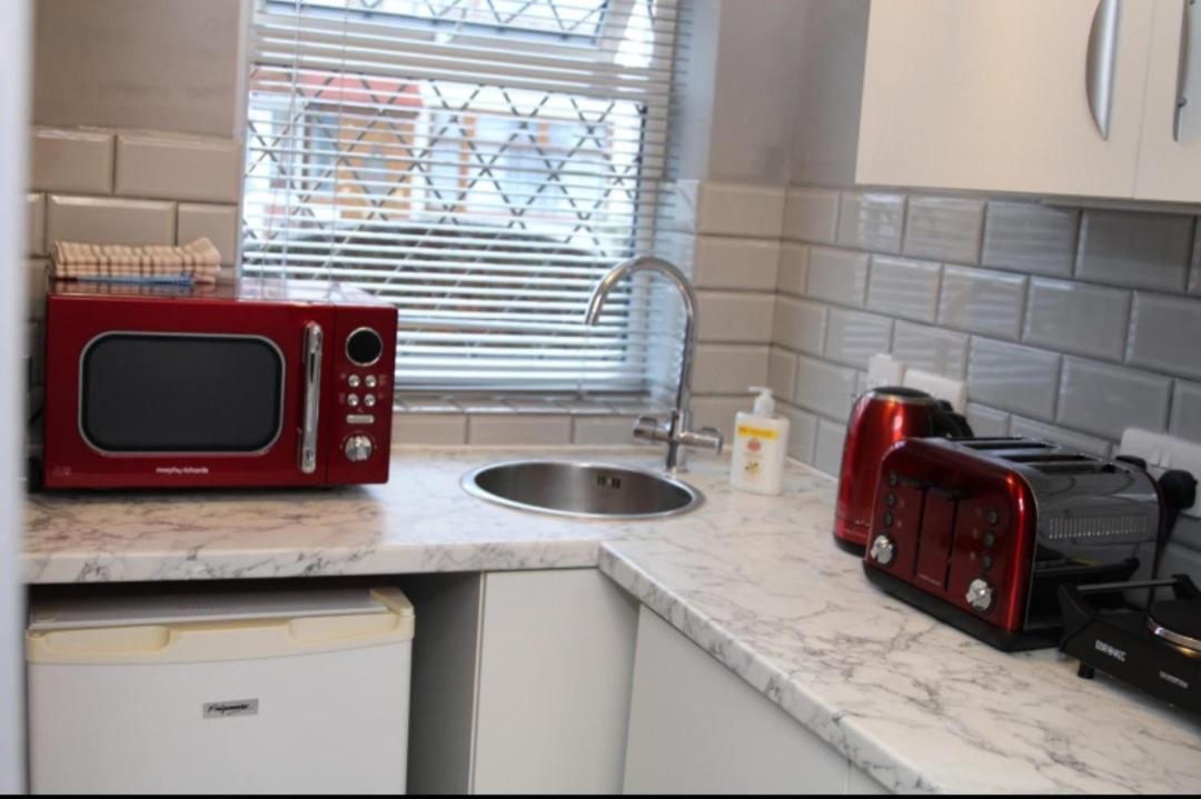 Apartment With Private Hot Tub, Sauna, Ice Bath, Gym Rainham  Exterior foto