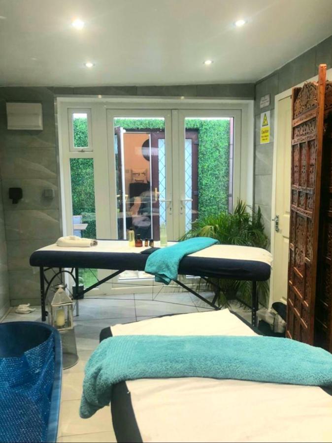 Apartment With Private Hot Tub, Sauna, Ice Bath, Gym Rainham  Exterior foto