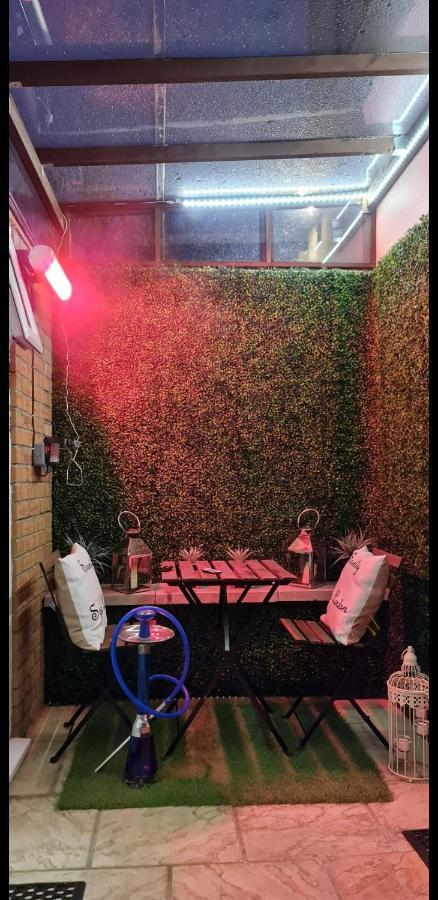Apartment With Private Hot Tub, Sauna, Ice Bath, Gym Rainham  Exterior foto