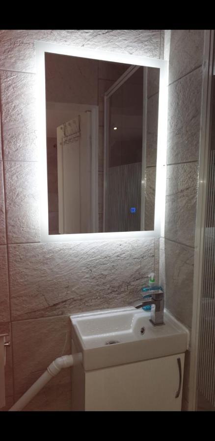 Apartment With Private Hot Tub, Sauna, Ice Bath, Gym Rainham  Exterior foto