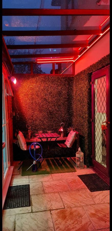 Apartment With Private Hot Tub, Sauna, Ice Bath, Gym Rainham  Exterior foto